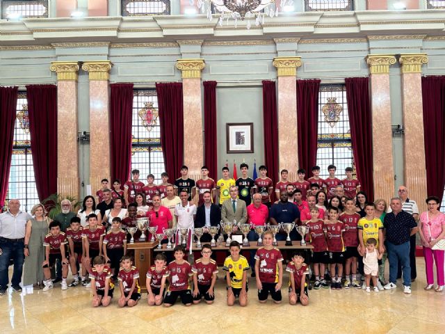 El alcalde recibe a los jugadores del CD Murcia FS tras conseguir 11 títulos esta temporada