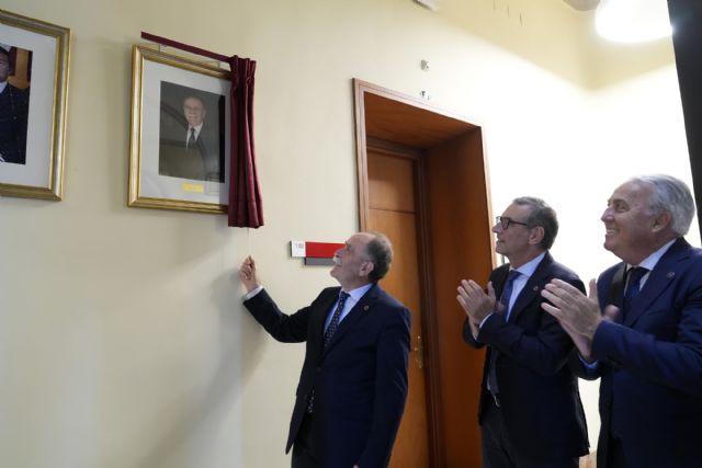 Juan Antonio Campillo ya tiene su retrato institucional en la galería del Consejo Social de la UMU