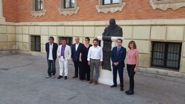 Una escultura instalada en la Plaza de la Merced homenajea a Cervantes
