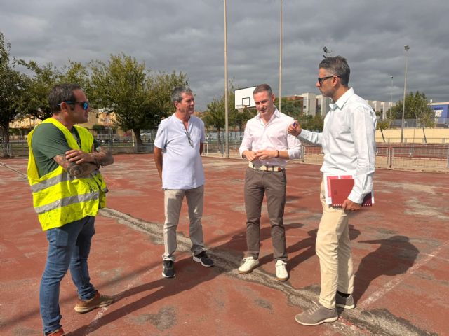 El Ayuntamiento de Murcia repara las pistas del Polideportivo de Guadalupe para mejorar la seguridad y la práctica deportiva