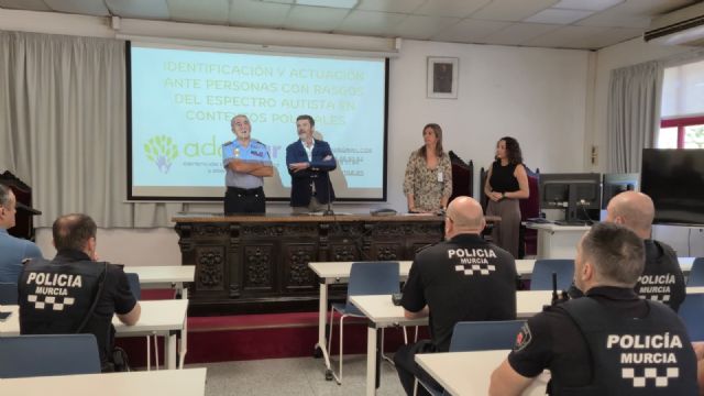 El Ayuntamiento de Murcia impulsa la formación policial para mejorar la atención a personas con autismo
