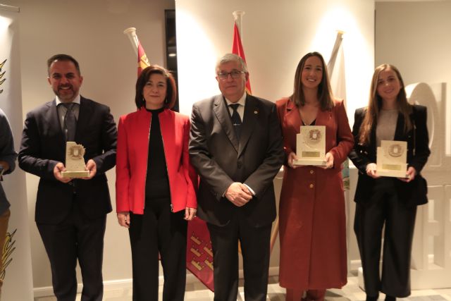 El Colegio de Enfermería premia a dos profesores y dos doctoras de la UCAM