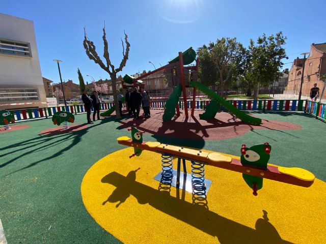 Aljucer mejora el jardín infantil del parque Paseo José Gil Otiz con nuevos elementos de juego para los más pequeños