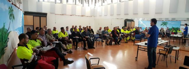 Técnicos de Parques y Jardines aprenden métodos de cuidado y protección de las palmeras