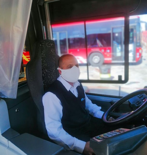 La solidaridad de empresas y ciudadanos dota de mascarillas al transporte público urbano de Murcia