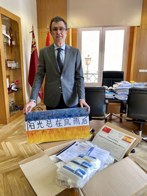 Murcia recibe un cargamento de 4.000 mascarillas quirúrgicas enviadas desde la ciudad china de Nanning