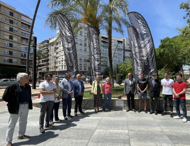 Una placa en la Plaza Circular conmemora el lugar donde se ubicaba el primer campo de fútbol del Real Murcia