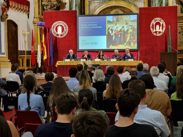 Reforzar la familia es imprescindible para paliar el grave problema social de la soledad