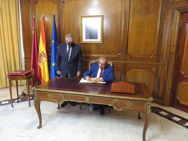 La Asamblea Regional primera institución distinguida por la Cofradía del Santísimo Cristo del Perdón