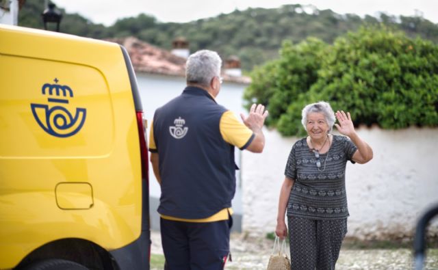 Las carteras y carteros rurales de Correos en la Región de Murcia proporcionan otros servicios a domicilio