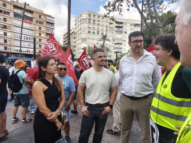 Ginés Ruiz apoya las reivindicaciones de los trabajadores del transporte público y denuncia el abandono del servicio en Murcia