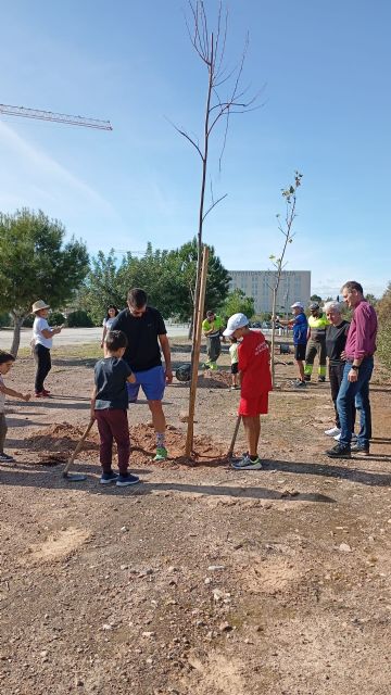 El Plan Foresta llega a El Palmar con una actividad colectiva con los vecinos para crear un nuevo bosque urbano en la pedanía