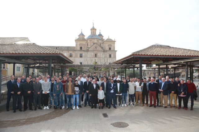 Los equipos de baloncesto y fútbol de la UCAM celebran una jornada de hermanamiento y buenos deseos para 2018