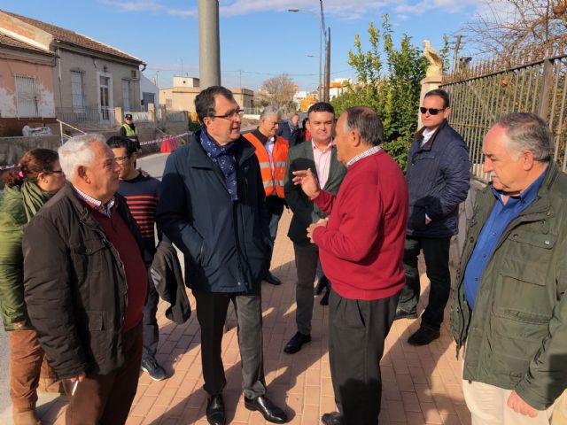 El Ayuntamiento construye 500m2 de aceras que dan acceso directo a los vecinos de la Avenida de la Raya