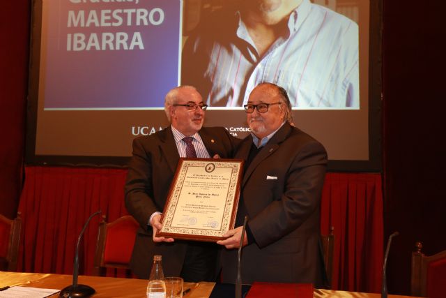 Acto de homenaje en el que se le nombró profesor honorífico por la UCAM y se anunció su nombramiento como Catedrático Extraordinario por la UCAM. 