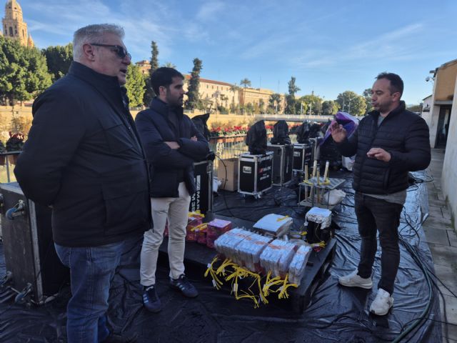 Un espectáculo piromusical en el Río Segura da color a la celebración de los 1200 años de historia de Murcia