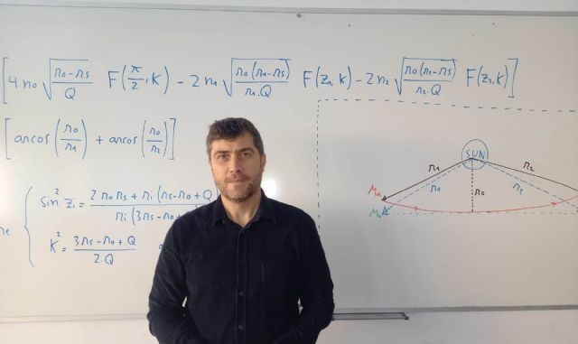 El profesor Óscar del Barco desarrolla una nueva ecuación que permitirá localizar con mayor precisión astros en el universo