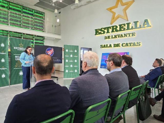 El Gobierno regional refuerza su apuesta por el turismo náutico con su respaldo a la Regata Carnaval de Águilas