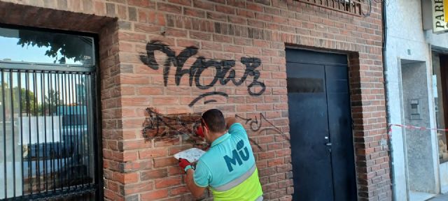 Limpian más de 300 metros cuadrados de grafitis en el centro histórico de Murcia