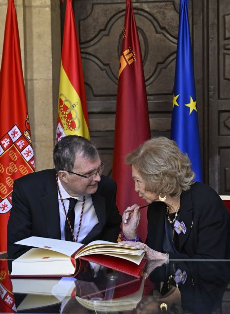La Reina Sofía deja su huella en Murcia firmando en el Libro de Oro del Ayuntamiento