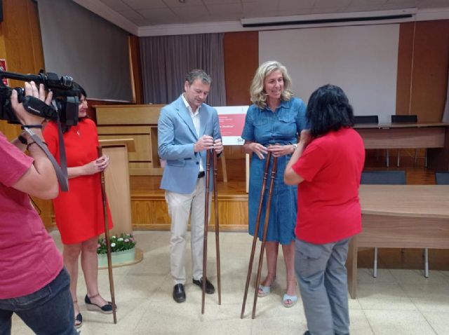 Los alumnos del Centro de Formación e Iniciativas de Empleo del Ayuntamiento de Murcia elaboran los bastones de mando de los alcaldes pedáneos