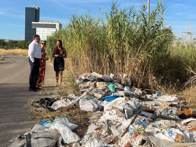 El PSOE exige la limpieza inmediata de los puntos de escombro en el camino de Churra la Vieja