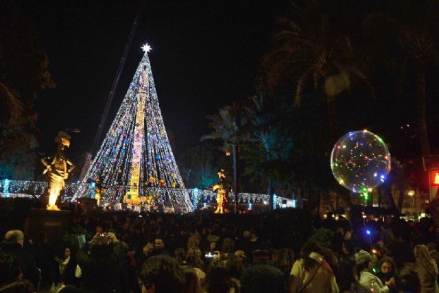 Más de 15.000 personas presenciaron el encendido del gran árbol de Navidad