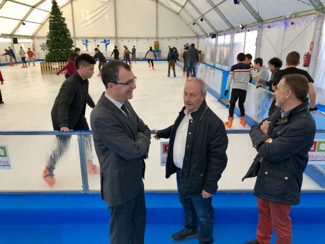 La magia de la Navidad inunda el barrio del Carmen con la Feria Blanca del Comercio Carmelitano