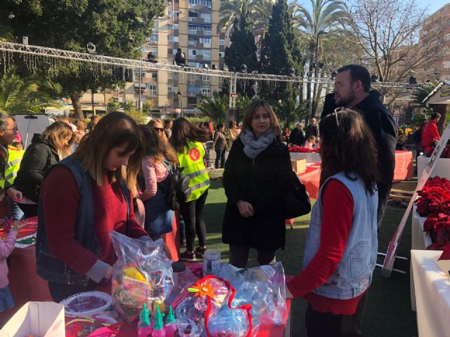 Proyecto Abraham enseña a los más pequeños a realizar adornos navideños en el Gran Árbol de Navidad