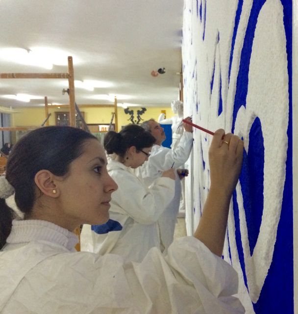 Estudiantes de la Universidad de Murcia restauran mural de Párraga