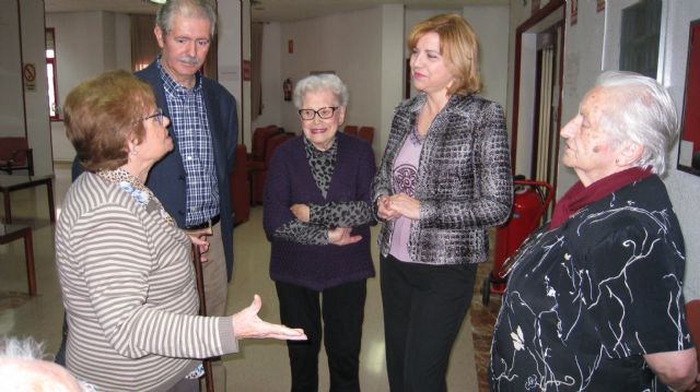 Violante Tomás visita a las personas mayo es de la Residencia de San Basilio en Murcia