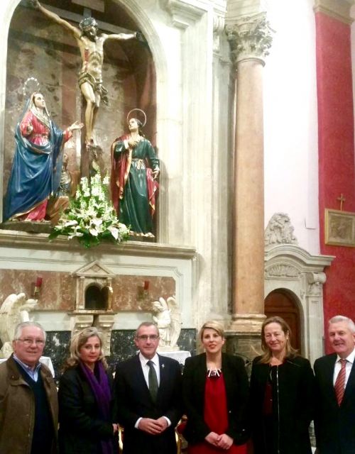 Noelia Arroyo visita la Cofradía del Santísimo Cristo del Perdón de Murcia