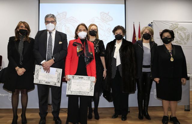 La Real Academia de Medicina premia a una investigadora y un egresado de la UCAM