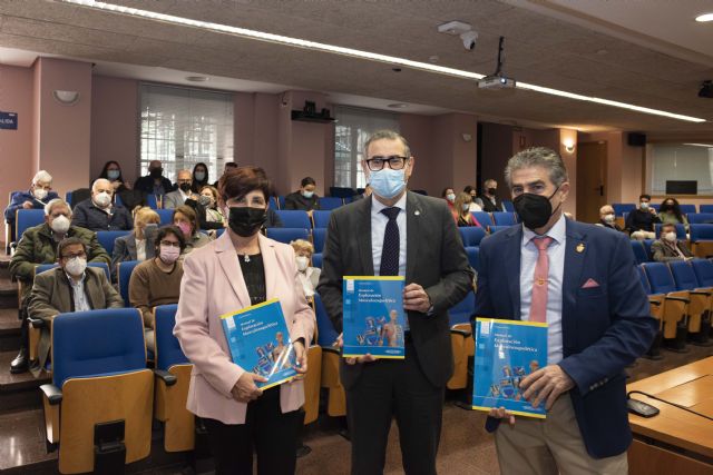 El profesor de la UMU Fernando Santonja presenta su 'Manual de Exploración Musculoesquelética'