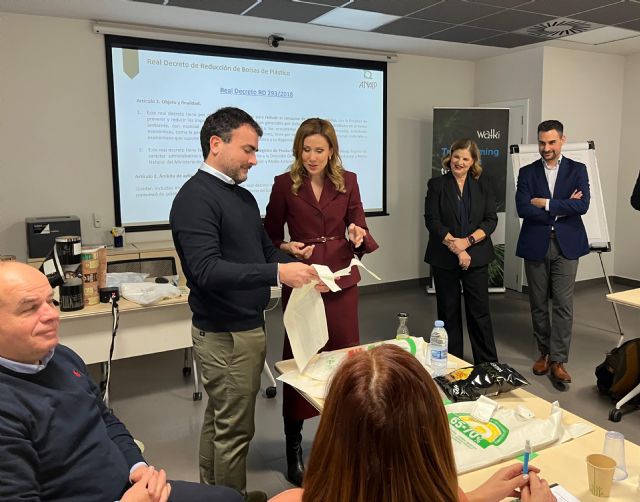 La Comunidad impulsa una campaña informativa en los comercios de la Región para reforzar el uso de bolsas de plástico sostenibles