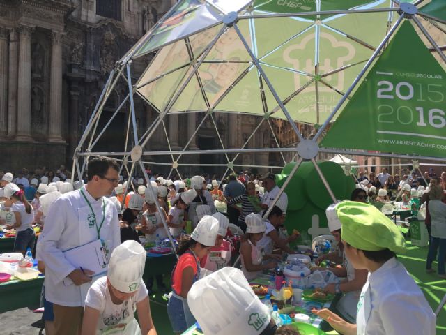 250 niños convierten la Plaza de Belluga en una cocina para frutas y verduras