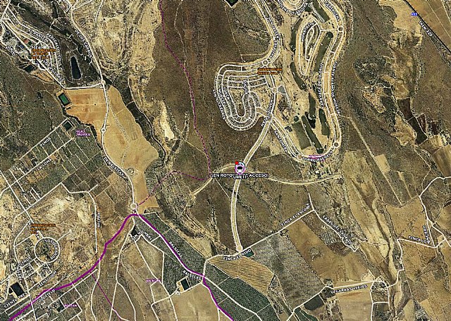 Motorista herido grave tras accidente sufrido en la rotonda de entrada a la Urbanización Sierra Golf