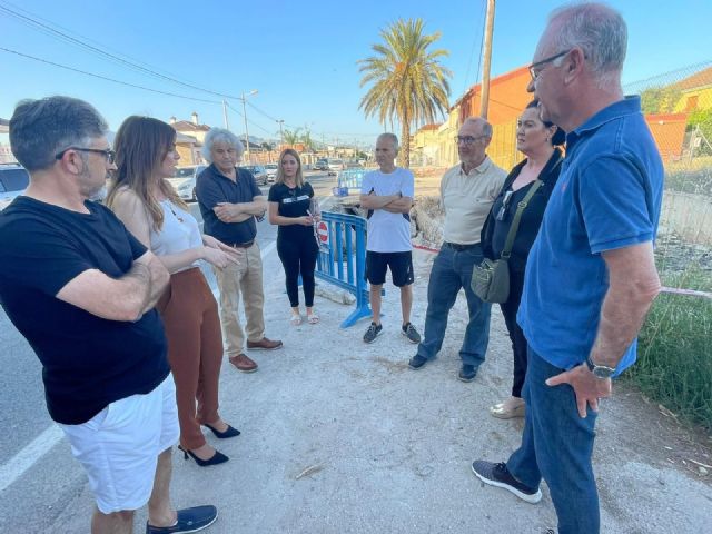 La falta de arreglos en calles y aceras de El Raal genera quejas vecinales por la inseguridad vial