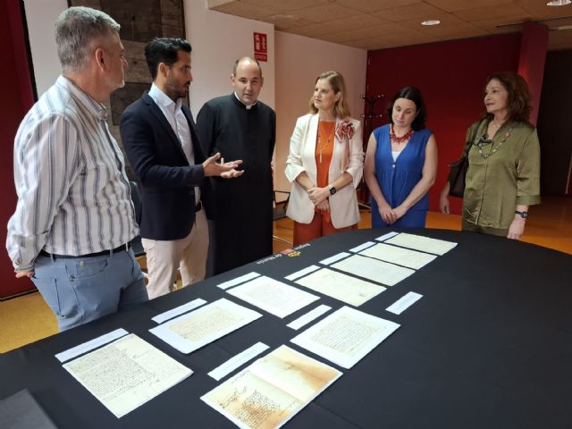 La Comunidad entrega documentos históricos recuperados al Ayuntamiento y a la parroquia de San Pedro de Alcantarilla