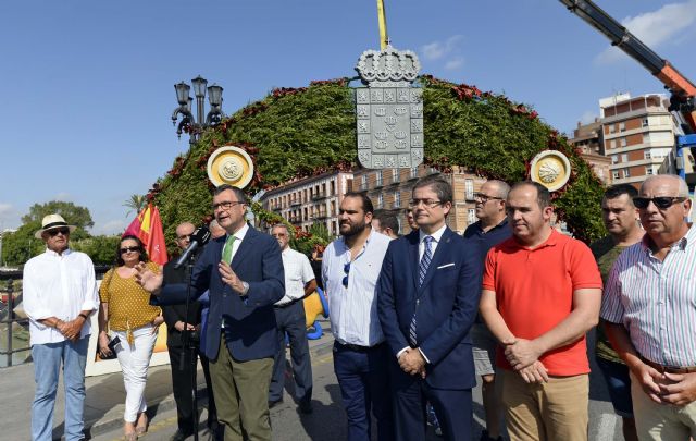 El pórtico floral de Los Peligros recibirá mañana a la Virgen de la Fuensanta en su Camino del Carmen a la Catedral