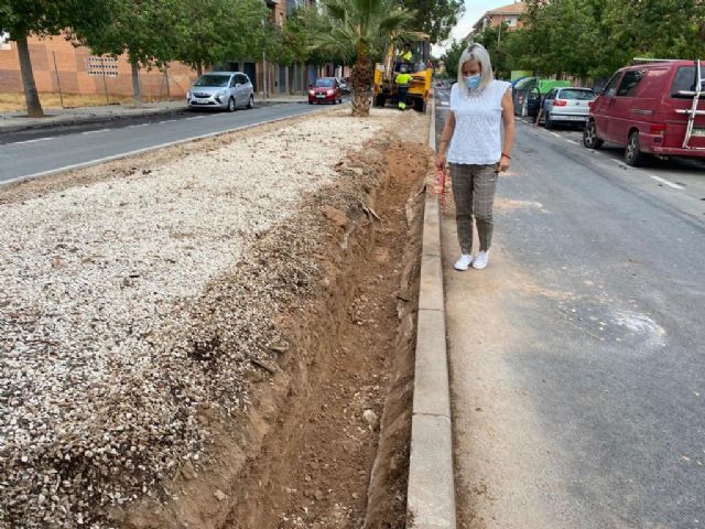 El Ayuntamiento acondiciona la mediana en la calle Pintor Muñoz Barberán de El Palmar
