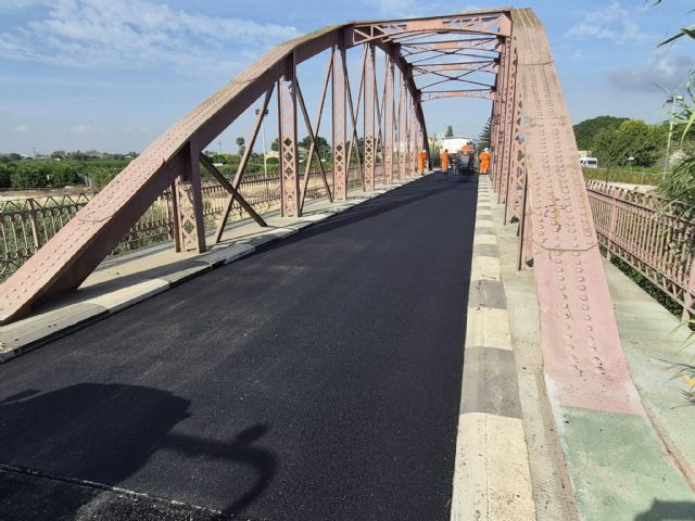El Ayuntamiento renueva el pavimento del histórico Puente de hierro de Alquerías y protege su estructura