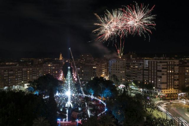 Un espectacular timelapse recoge los mejores momentos del montaje del Gran Árbol de Navidad y su sorprendente inauguración