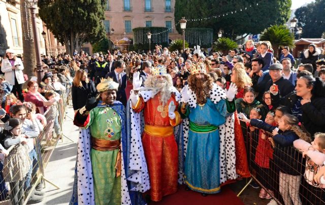 Multitudinario recibimiento a los Reyes Magos en La Glorieta