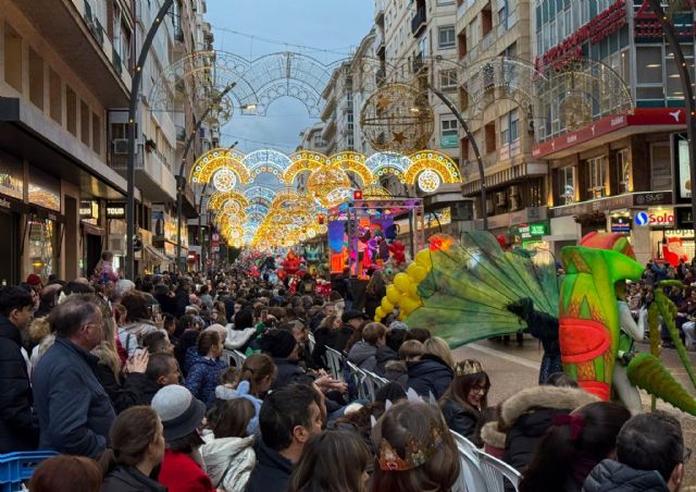 Los Reyes Magos llenan de ilusión la Gran Vía de Murcia