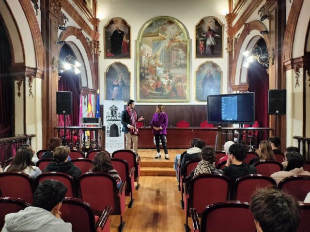 Los alumnos de la I Liga de Debate Ciudad de Murcia se forman en oratoria, pensamiento crítico y trabajo en equipo