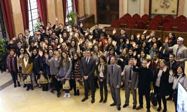 José Ballesta da la bienvenida a la ciudad a estudiantes universitarios internacionales de 20 países