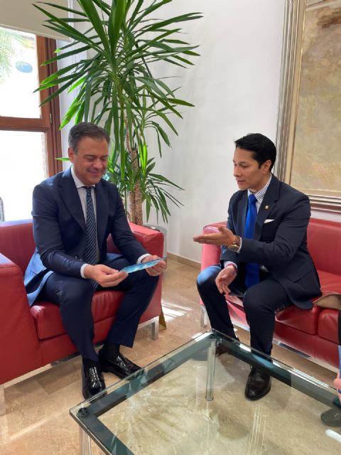 El consejero de Presidencia recibe al cónsul de Ecuador