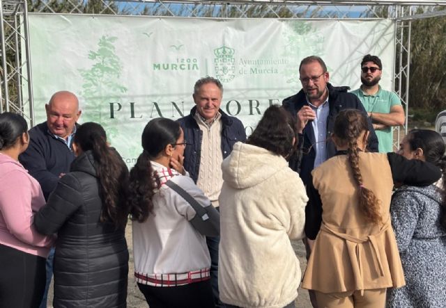 El Plan Foresta contribuye a que el CEIP Barriomar 74 estrene nuevo arbolado
