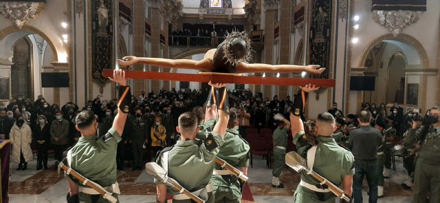 Los paracaidistas procesionan al Cristo Universitario de la Salud en la UCAM